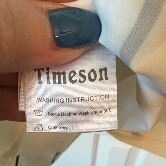 Sleeveless Split V-Neck Printed Blouse - White with Black Linear Print - Picture 3 of 5